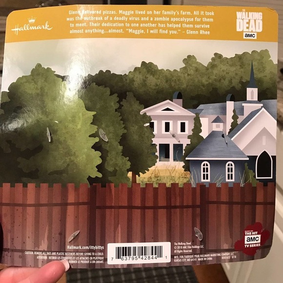HALLMARK ITTY BITTY THE WALKING DEAD GLENN & MAGGIE LIMITED EDITION DISCONTINUED - Picture 2 of 3